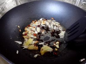 8.	倒入甜面酱炒香，