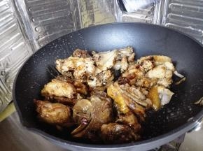 9.	再倒入鸡块翻炒均匀，