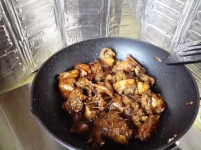 10.	鸡块上色均匀后，准备开始炖了，