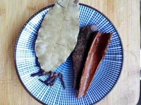 11.	准备香草叶，丁香，肉扣，桂皮，用水冲洗干净，