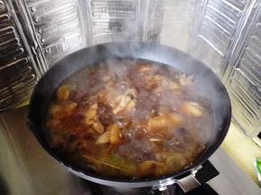 12.	加入适量开水，放入上述作料，大火烧开，