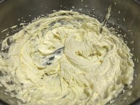 三次后黄油已经达到膨松、轻盈，像羽毛状