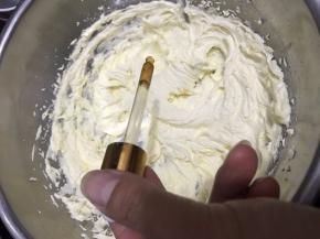 加入适量的朗姆酒或香草精