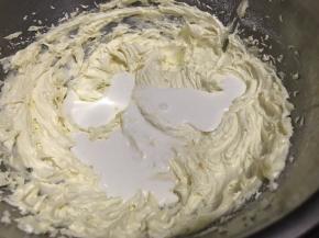 将冷却后的淡奶油分三次加入到黄油糊中，用打蛋器稍打一下，要均匀