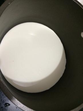 先将淡奶油倒入奶锅里