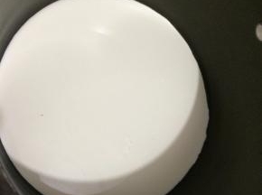 先将淡奶油倒入奶锅里