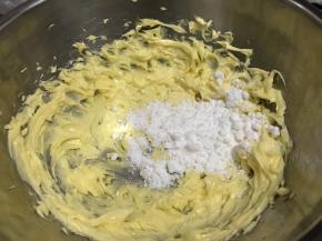 分三次加入糖粉，每次加入后要达到完全溶合了再加下一次