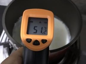然后放一边冷却，等到用时，温度在50度左右