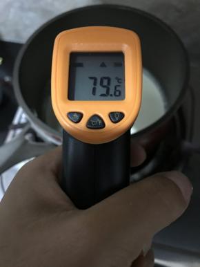 根据我们目前的天气，室温在18度左右，加热至到70度左右