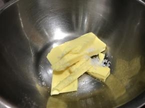 黄油软化后切成小块，和盐一起入盆，用打蛋器拌均匀