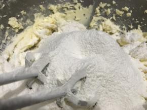 加入过筛二次的面粉