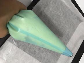 装进裱花袋子里，这里不要心黑，每次少装一些