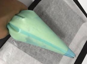 装进裱花袋子里，这里不要心黑，每次少装一些