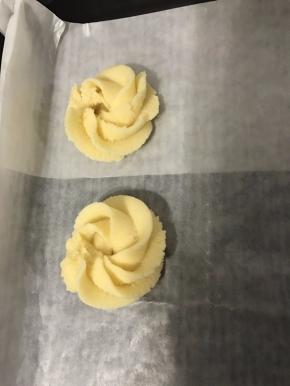 与盘保持垂直状态，挤出自己喜欢的曲奇形态