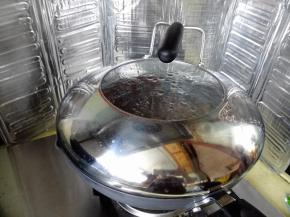 13.	小火慢炖，炖到用筷子可以轻松扎透鸡肉，