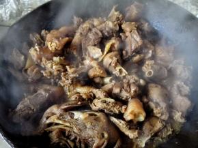 14.	锅里的水几乎炖干了，把鸡块盛出来，