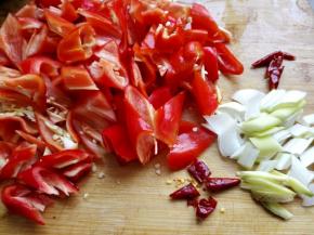 15.	红辣椒切块，干辣椒切开，葱姜小块，
