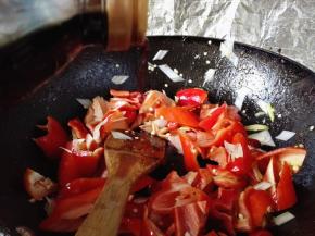 17.	倒入红辣椒翻炒几下，倒入适量酱油调味调色，