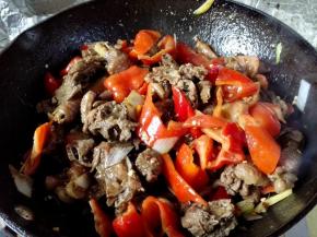 18.	倒入鸡块翻炒均匀，就可以出锅了。