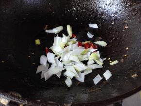 16.	锅里放适量油，油热后倒入葱，姜和干辣椒爆香，