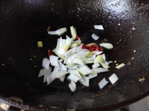 16.	锅里放适量油，油热后倒入葱，姜和干辣椒爆香，