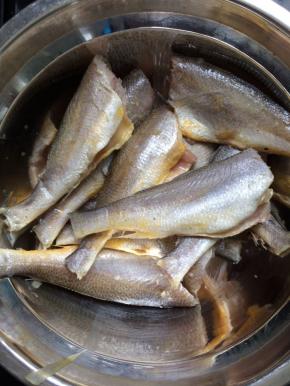 将小黄花鱼去头，去鳞，去内脏。