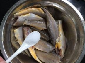 放入适量盐
