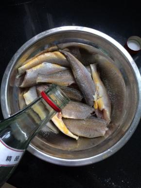 放入适量白酒，拌匀腌制1小时，备用。