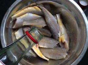 放入适量白酒，拌匀腌制1小时，备用。