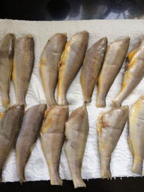 将腌好的小黄鱼，用厨房纸巾吸干水份。