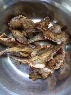 将炸好的小黄鱼捞出，沥干油。