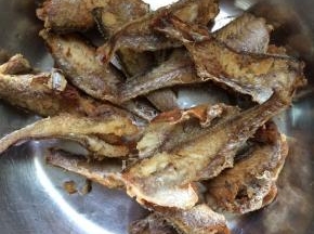 将炸好的小黄鱼捞出，沥干油。