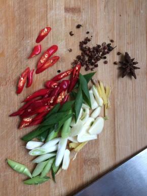 将辣椒切斜段，葱切斜段，姜切片，蒜切片
