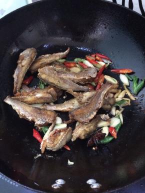 加入炸好的小黄花鱼。