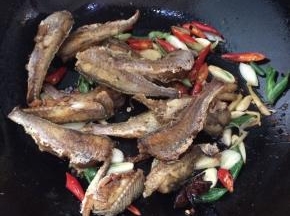 加入炸好的小黄花鱼。