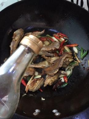 放入适量的生抽，老抽，白酒，醋。