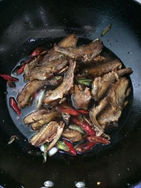 加入适量的水，大火烧开，小火煮至水份收干即可。