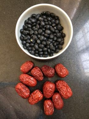 准备好红枣，黑豆。