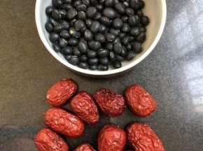 准备好红枣，黑豆。