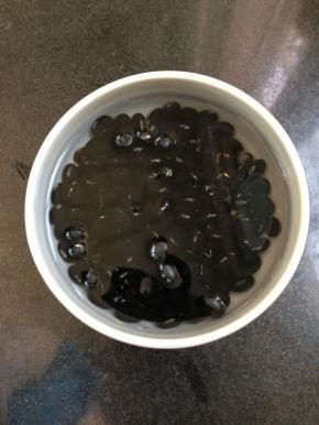 黑豆洗净后，放入水中浸泡2小时。