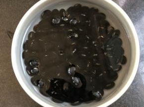 黑豆洗净后，放入水中浸泡2小时。