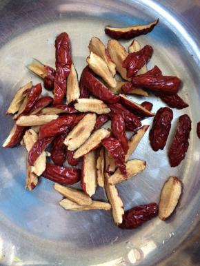 红枣洗净，剪成长条状，去掉枣核。