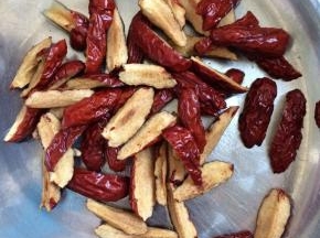 红枣洗净，剪成长条状，去掉枣核。