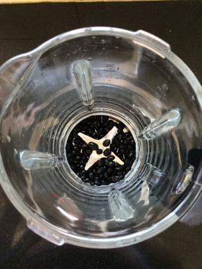 破壁机中放入泡发好的黑豆