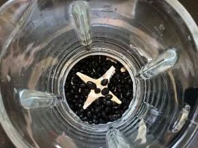 破壁机中放入泡发好的黑豆