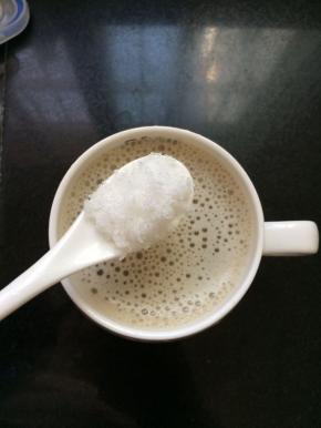 煮好的豆浆，倒入到杯子中，放入适量的白糖，提味即可。