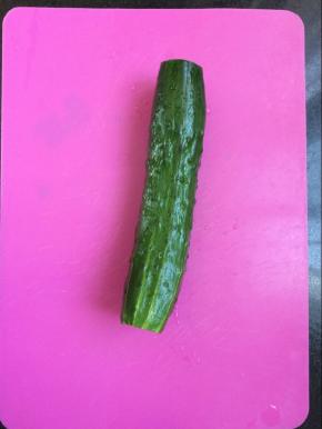 将黄瓜洗净去掉头和尾