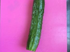 将黄瓜洗净去掉头和尾