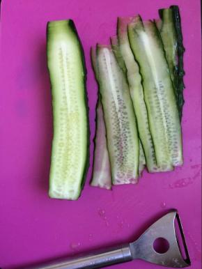 用刮皮刀将黄瓜刮成片状