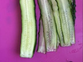 用刮皮刀将黄瓜刮成片状